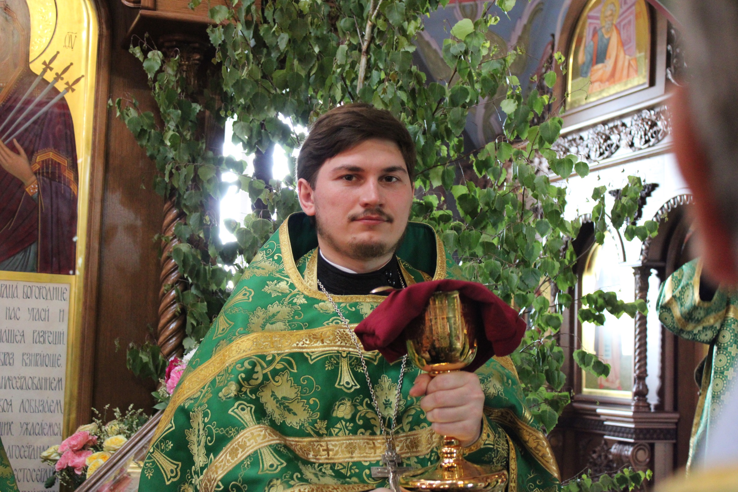 Иерей Вадим Никитин за богослужением