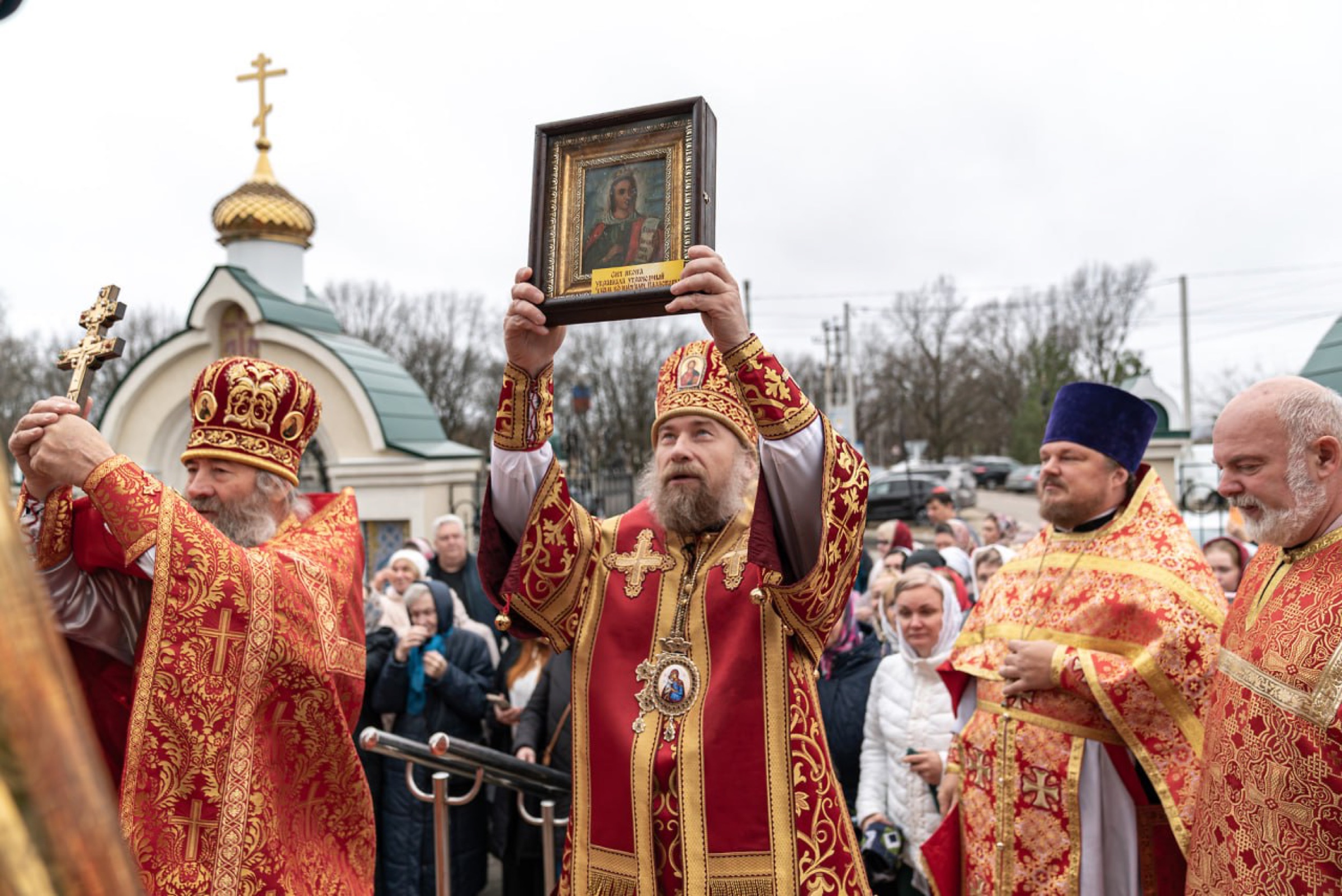 Праздничное богослужение у храма