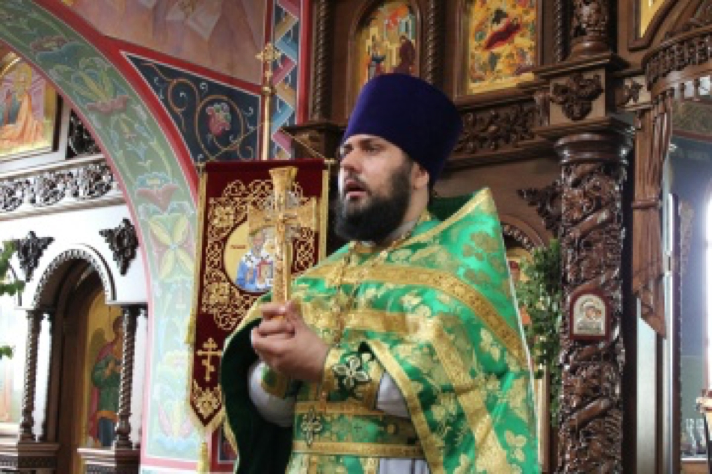 Священнослужитель за богослужением